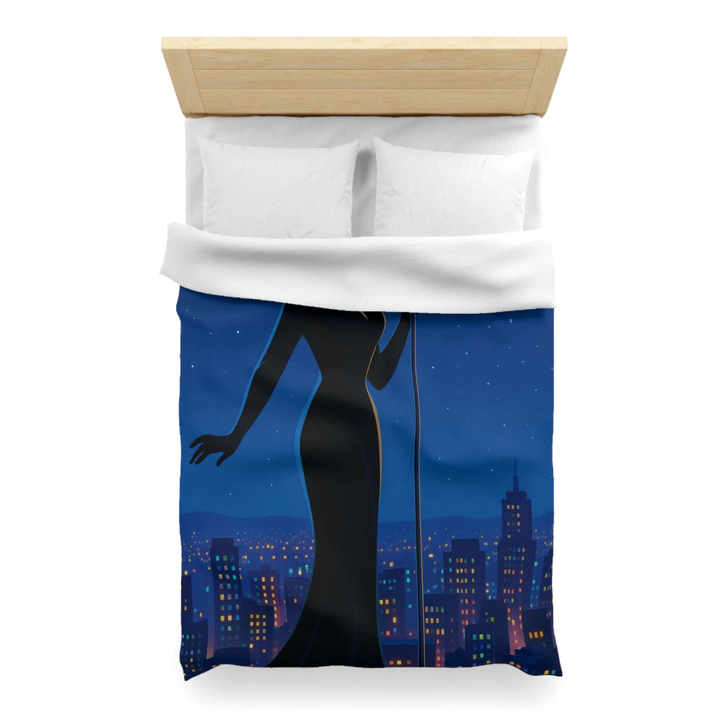 Housse de couette nocturne élégante avec silhouette mystérieuse et micro en arrière-plan urbain