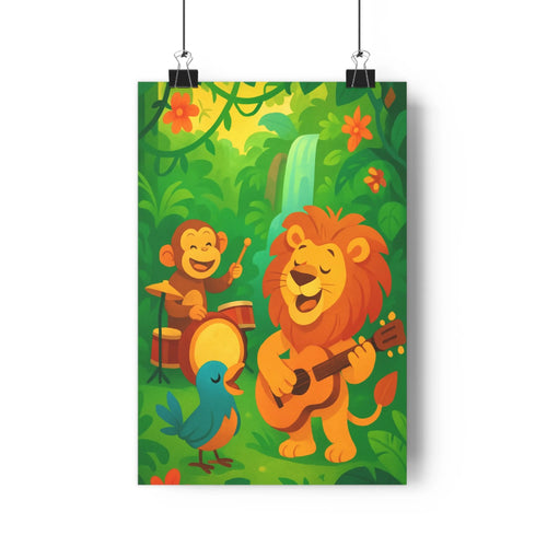 Poster jungle cartoon animaux musicaux lion guitariste singe batteur oiseau danseur végétation dense cascade couleurs vives ambiance joyeuse chambre enfants