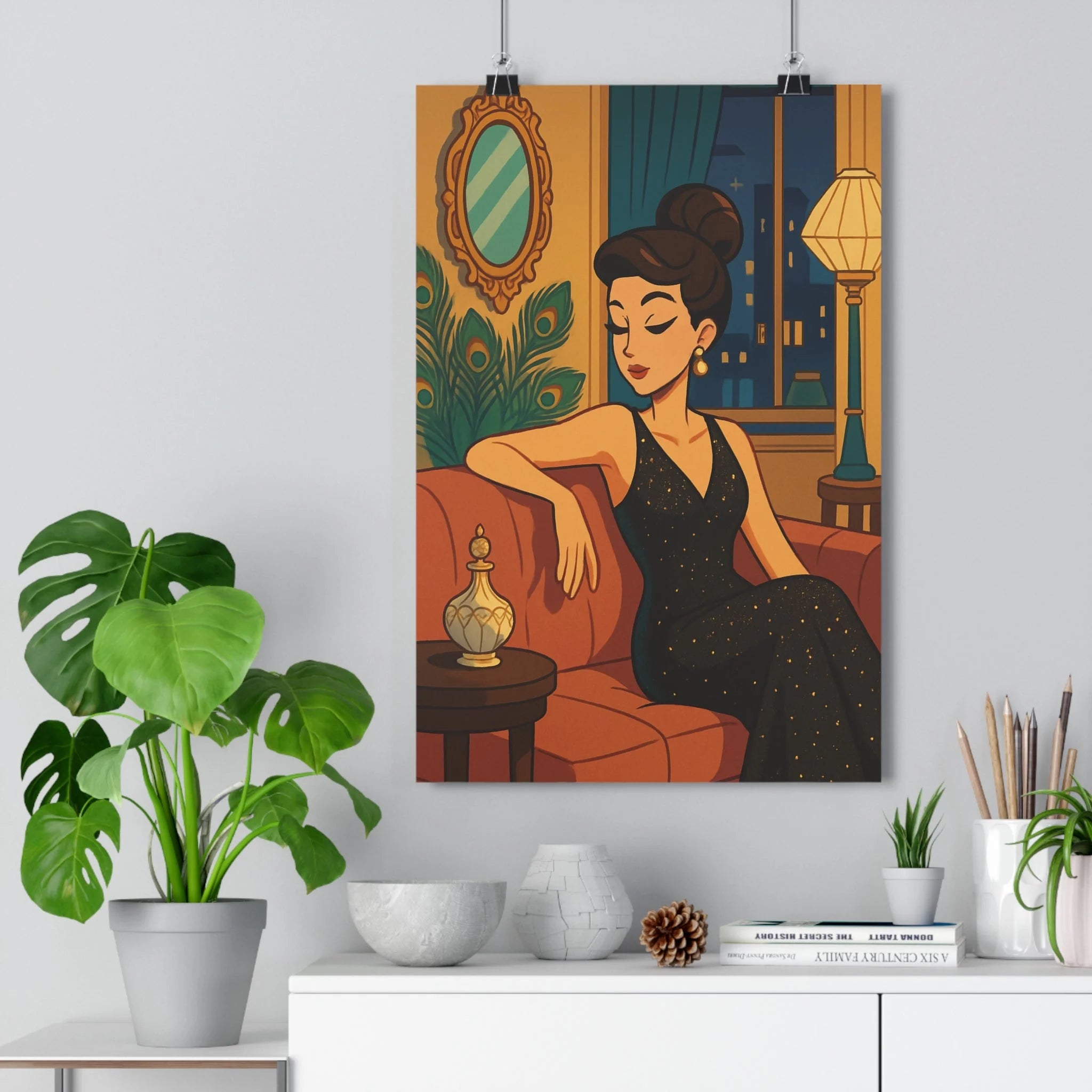 Poster décoratif vintage femme élégante art déco salon chic rétro noir doré paon ambiance