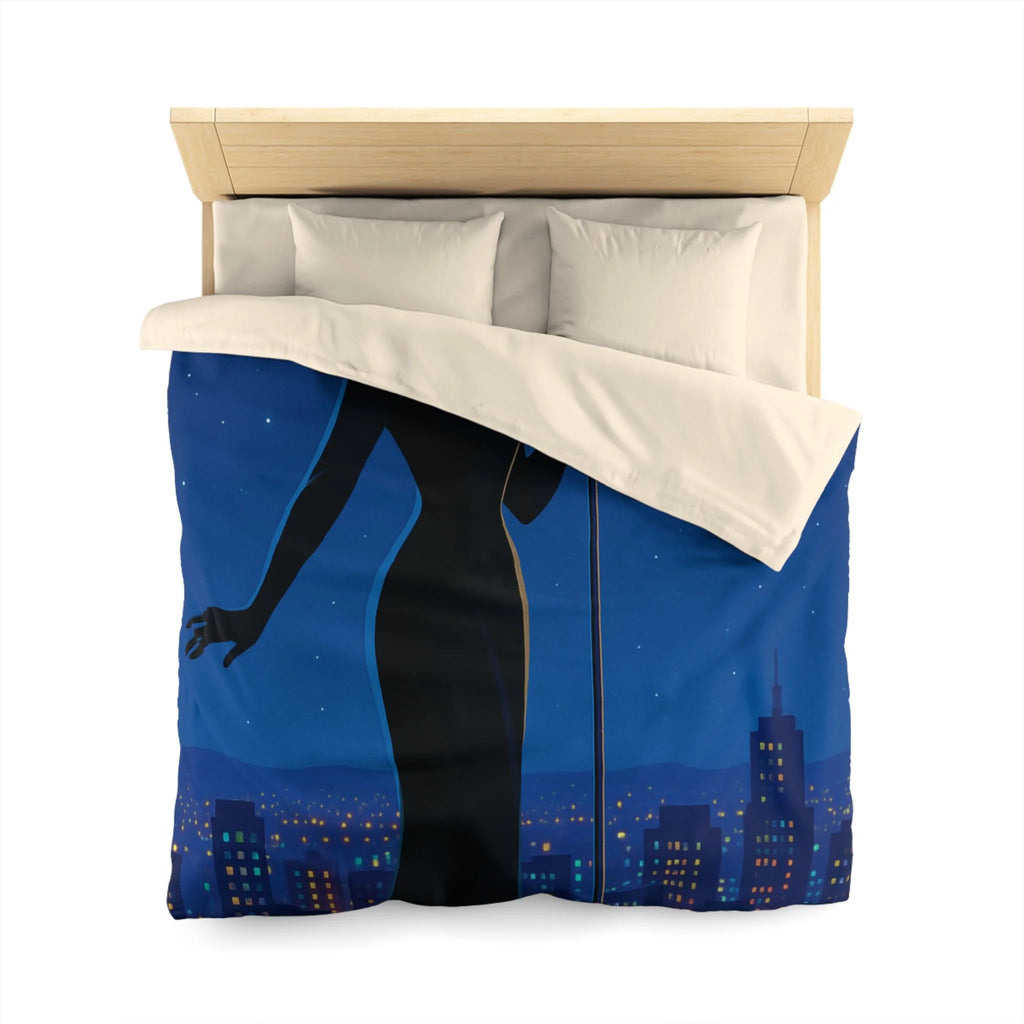 Housse de couette nocturne élégante avec silhouette mystérieuse et micro en arrière-plan urbain