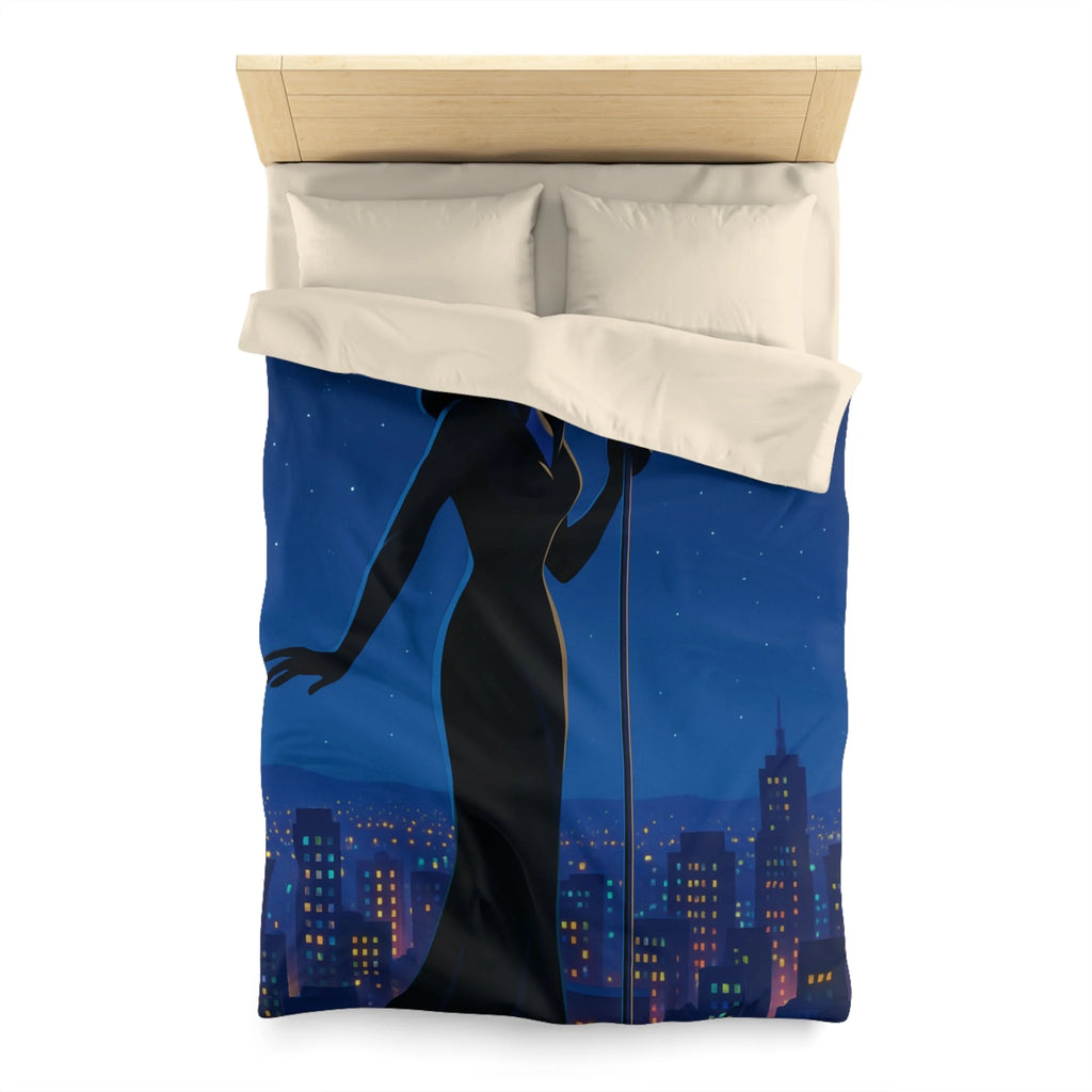 Housse de couette nocturne élégante avec silhouette mystérieuse et micro en arrière-plan urbain